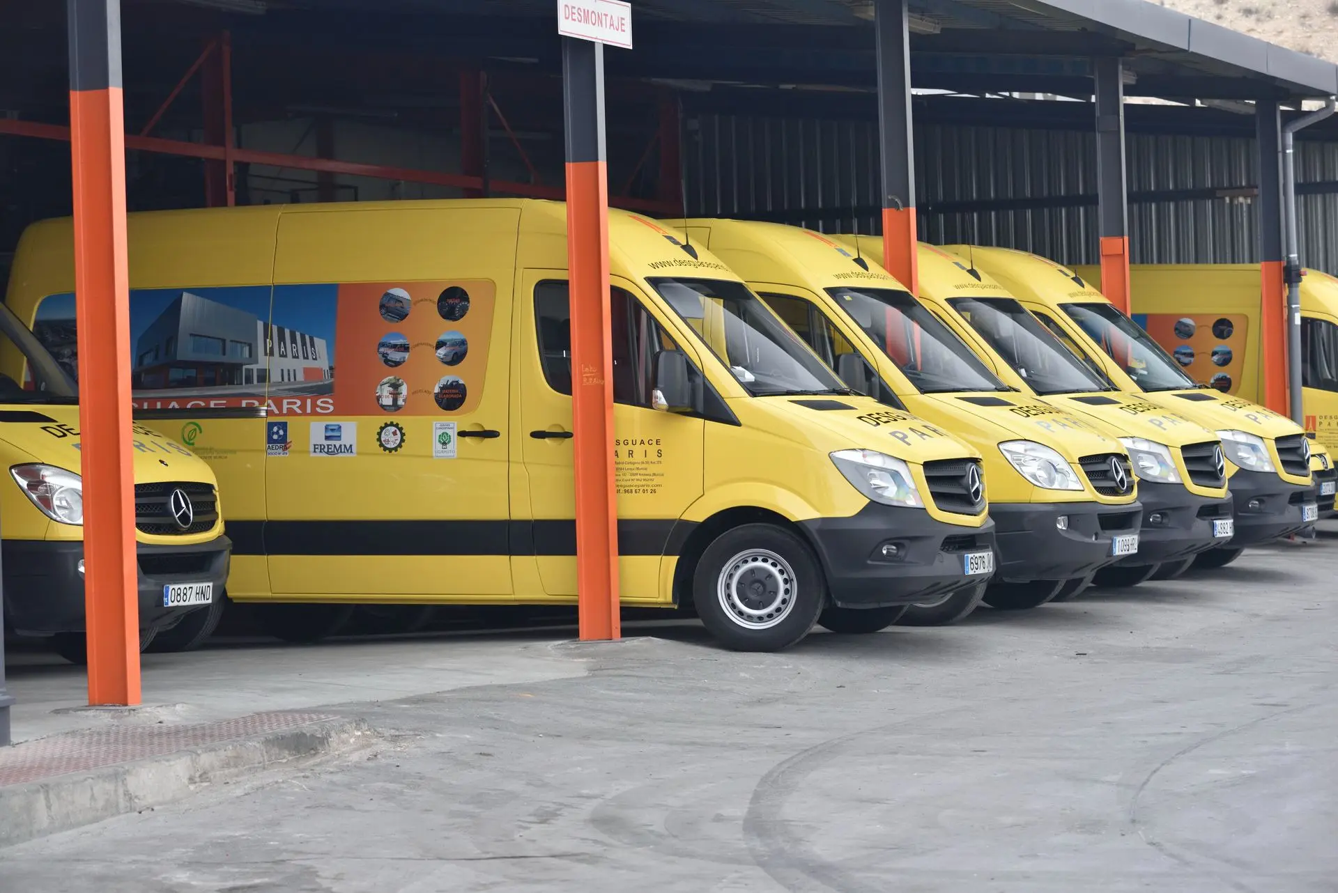 Furgonetas de Desguace París saliendo a entregas por toda España